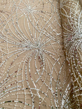 Ezüst Couture Csipke Nude Tüllal Geometrikus Mintával, Gyöngyökkel, Gyöngyöcskékkel és Flitterekkel